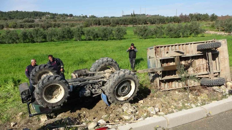 Devrilen Traktörün Altında Kalan Sürücüyü İtfaiye Ekipleri Kurtardı