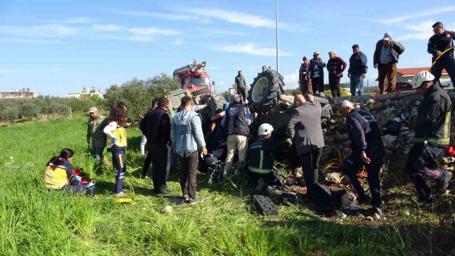 Devrilen Traktörün Altında Kalan Sürücüyü İtfaiye Ekipleri Kurtardı