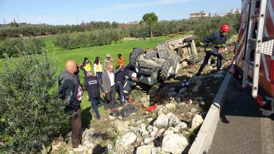 Devrilen Traktörün Altında Kalan Sürücüyü İtfaiye Ekipleri Kurtardı