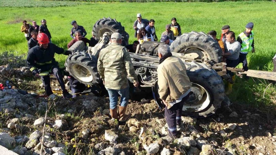 Devrilen Traktörün Altında Kalan Sürücüyü İtfaiye Ekipleri Kurtardı