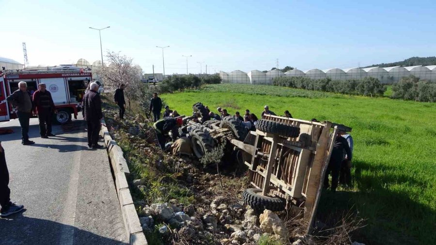 Devrilen Traktörün Altında Kalan Sürücüyü İtfaiye Ekipleri Kurtardı