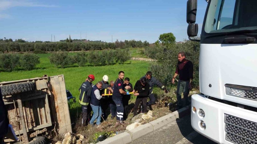 Devrilen Traktörün Altında Kalan Sürücüyü İtfaiye Ekipleri Kurtardı