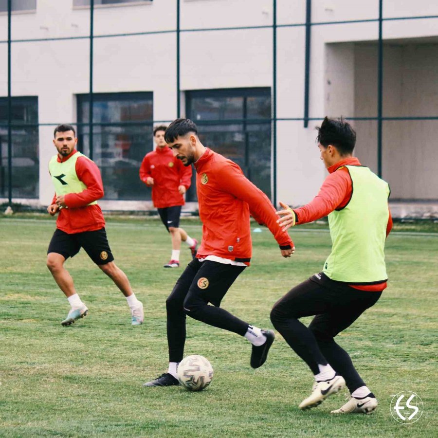 Eskişehirspor, Önder Karaveli Yönetiminde İlk Antrenmanını Yaptı