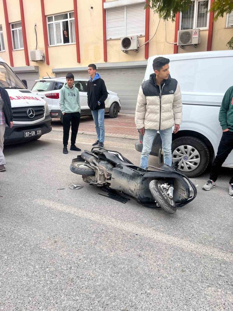 Manavgat’ta 3 Araçlı Zincirleme Kaza: 2 Yaralı