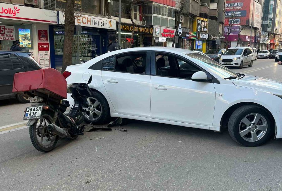 Otomobile Çarparak İkiye Bölünen Motosikletin Sürücüsü Yaralandı