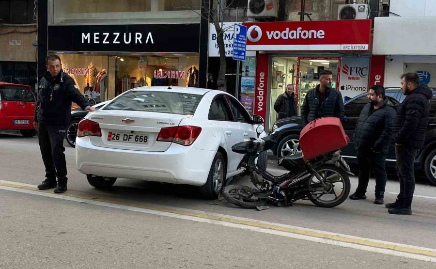 Otomobile Çarparak İkiye Bölünen Motosikletin Sürücüsü Yaralandı