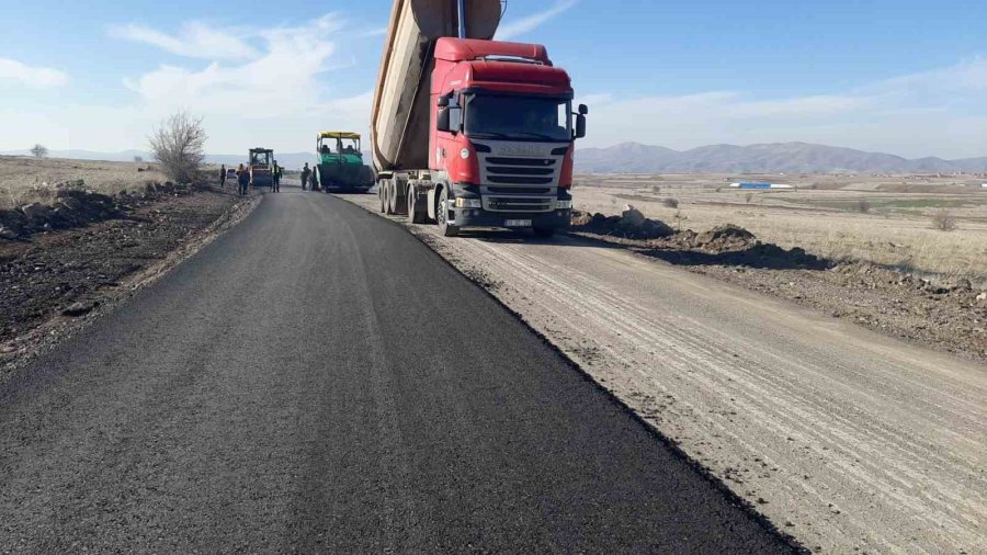 Taşhan’ı Merkeze Bağlayacak Yolda Çalışmalar Devam Ediyor