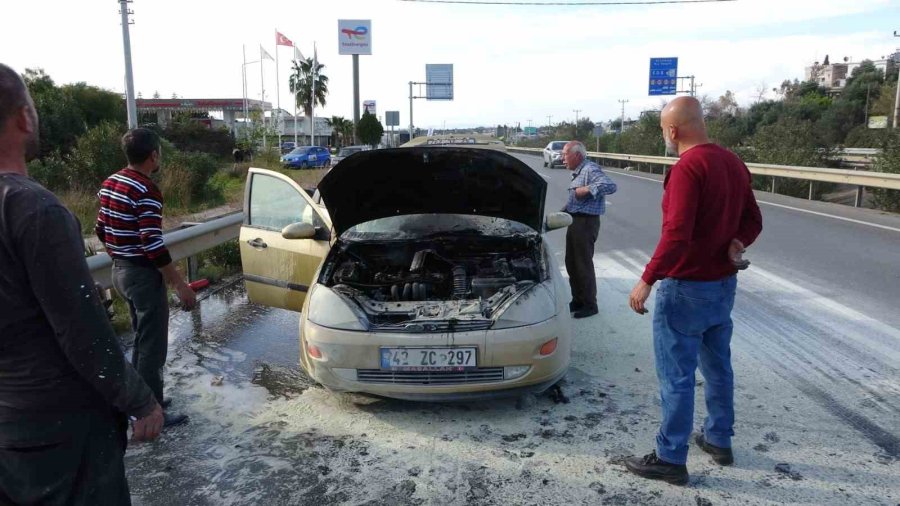 Seyir Halinde Alev Alan Otomobilin Yardımına Vatandaşlar Koştu