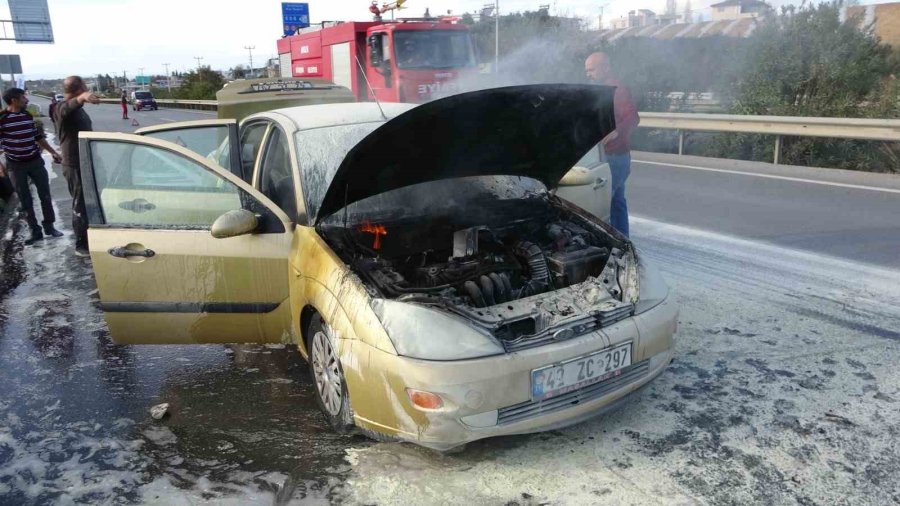 Seyir Halinde Alev Alan Otomobilin Yardımına Vatandaşlar Koştu