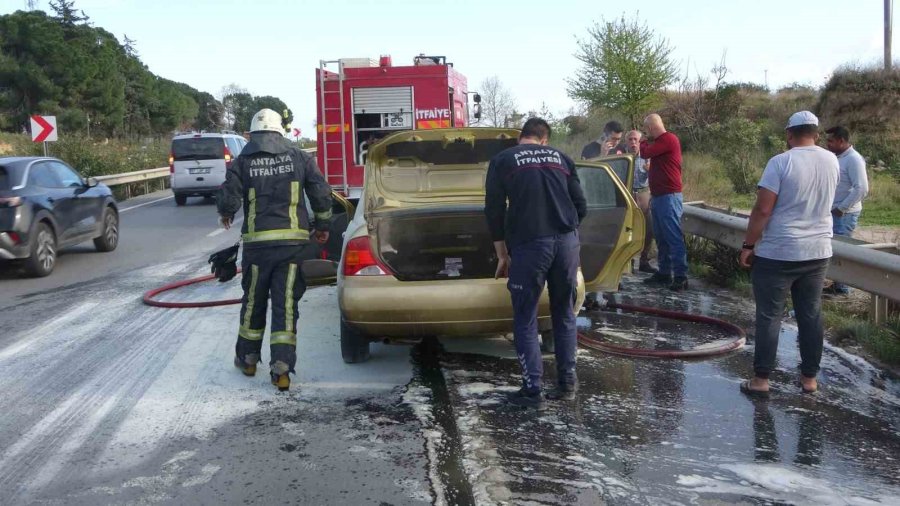 Seyir Halinde Alev Alan Otomobilin Yardımına Vatandaşlar Koştu