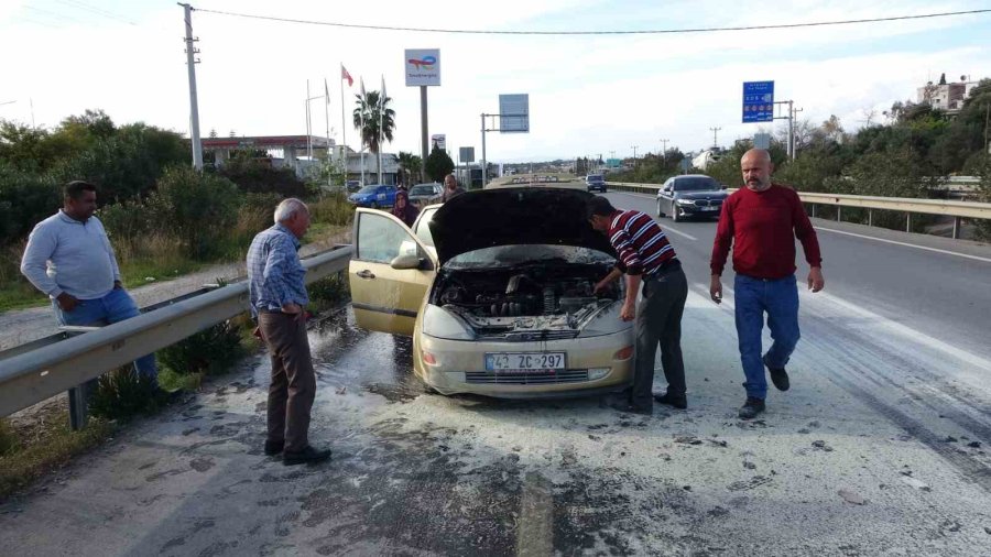 Seyir Halinde Alev Alan Otomobilin Yardımına Vatandaşlar Koştu