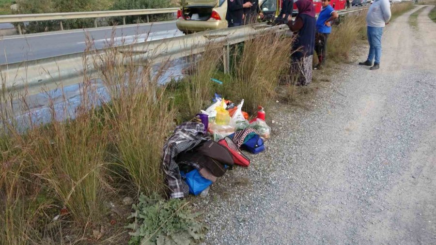 Seyir Halinde Alev Alan Otomobilin Yardımına Vatandaşlar Koştu