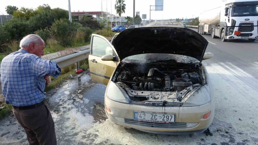 Seyir Halinde Alev Alan Otomobilin Yardımına Vatandaşlar Koştu