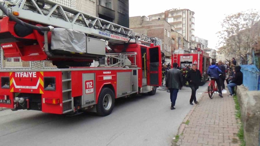 3 Katlı Binada Çıkan Yangın Korkuttu