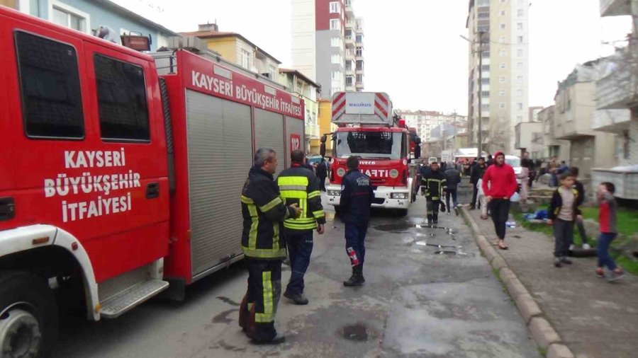 3 Katlı Binada Çıkan Yangın Korkuttu