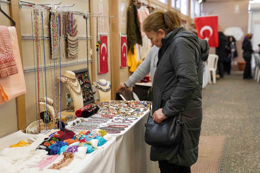 Kadınların El Emeği, 8 Yıldır Hanımeli Sokak’ta Sergileniyor