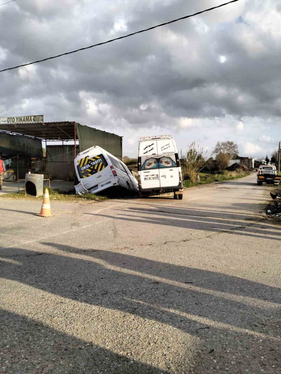 Antalya’da Öğrenci Ve İşçi Servisleri Çarpıştı: 9 Yaralı