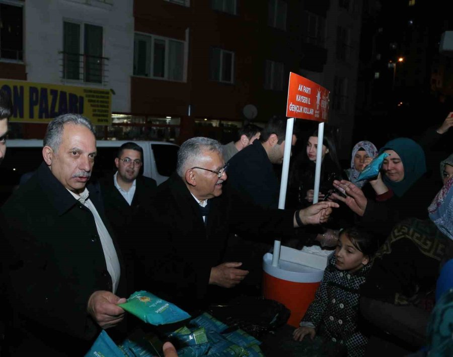 Başkan Büyükkılıç, Teravih Sonrası Vatandaşla Buluştu