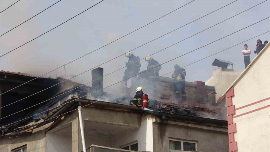 3 Katlı İkametin Çatı Katı Yandı: 1 Kişi Dumandan Etkilendi