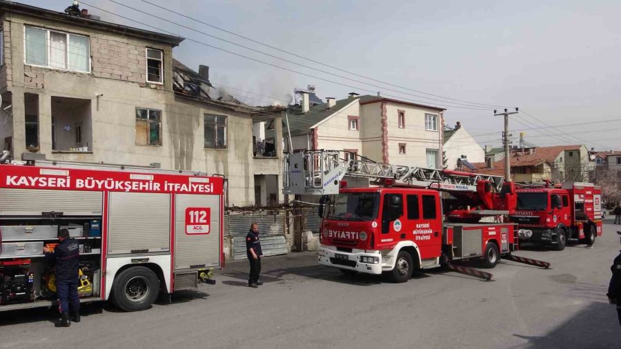 3 Katlı İkametin Çatı Katı Yandı: 1 Kişi Dumandan Etkilendi