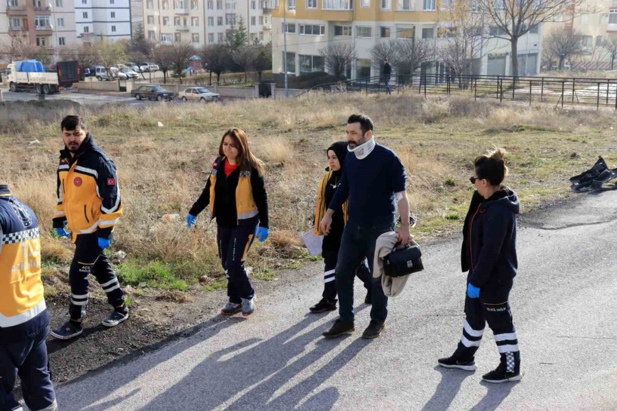 Otomobil Yavaşlayan Araca Arkadan Çarptı: 2 Yaralı