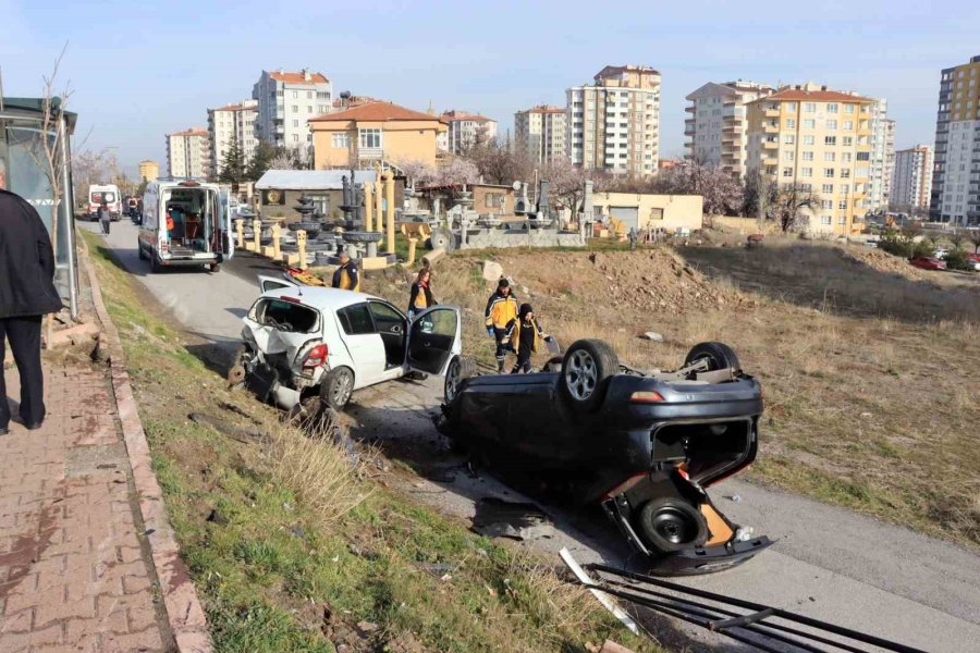 Otomobil Yavaşlayan Araca Arkadan Çarptı: 2 Yaralı