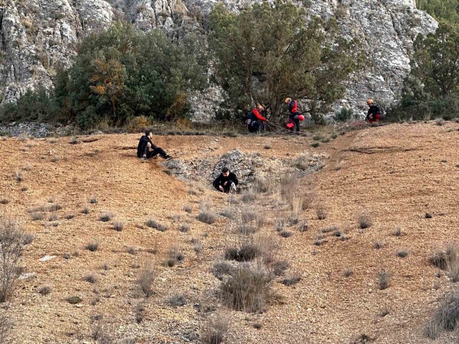 Doğa Yürüyüşünde Mahsur Kalan 2 Kişiyi Afad Ekipleri Kurtardı