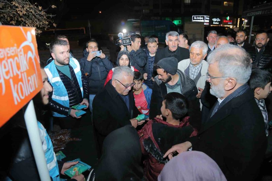 Başkan Büyükkılıç, Teravih Namazı Sonrası Vatandaşla Buluştu