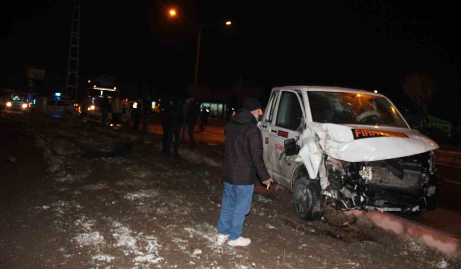 Kayseri’de Hafif Ticari Araç İle Pikap Çarpıştı: 5 Yaralı