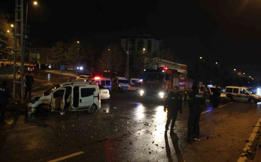 Kayseri’de Hafif Ticari Araç İle Pikap Çarpıştı: 5 Yaralı