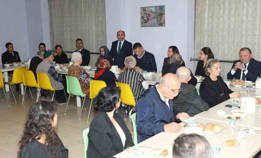 Alanya Kaymakamı Ürkmezer Huzurevi Sakinleriyle İftar Yaptı