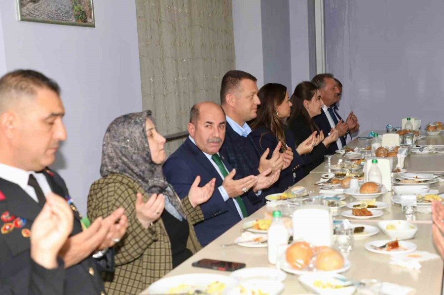 Alanya Kaymakamı Ürkmezer Huzurevi Sakinleriyle İftar Yaptı