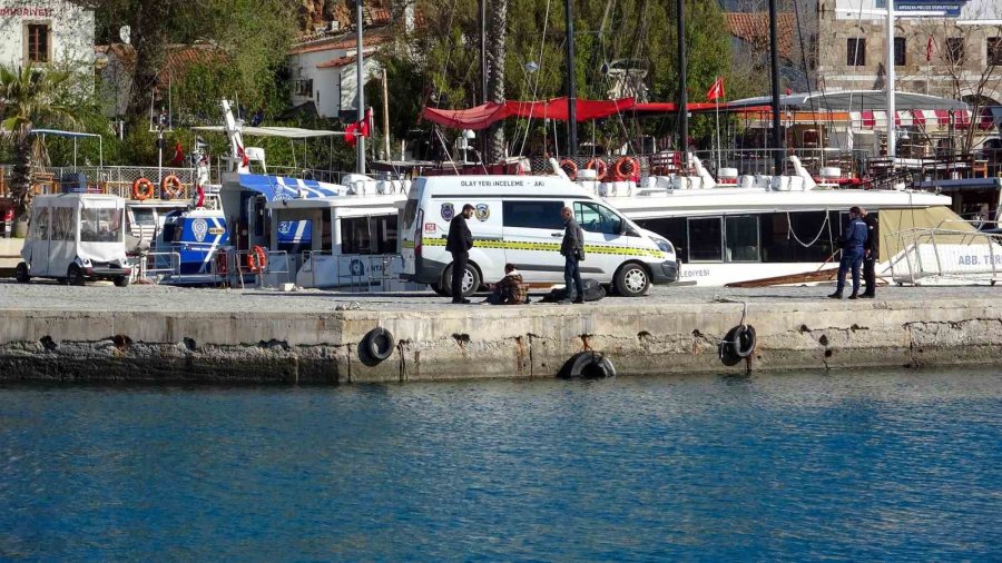 Acılı Baba Oğlunun Cenazesine Sarılıp Ağladı