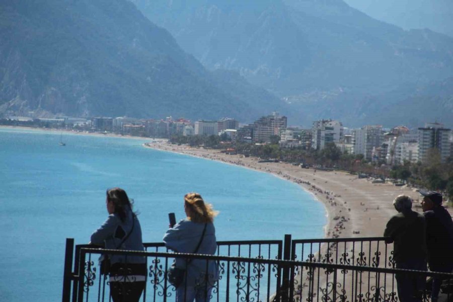 Antalya’da Sahildeki Yoğunluk Yazı Aratmadı