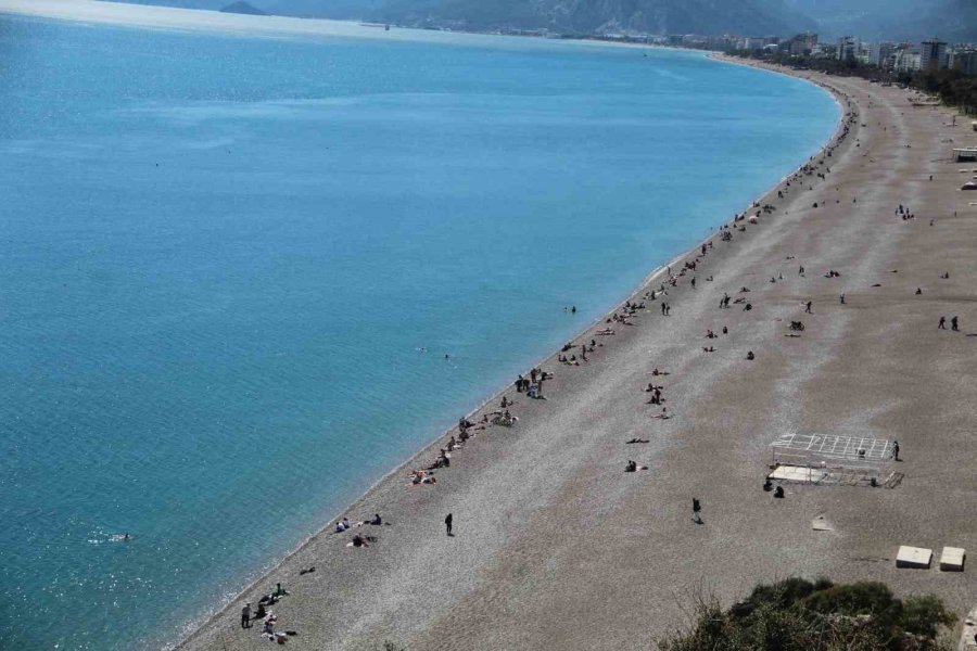 Antalya’da Sahildeki Yoğunluk Yazı Aratmadı