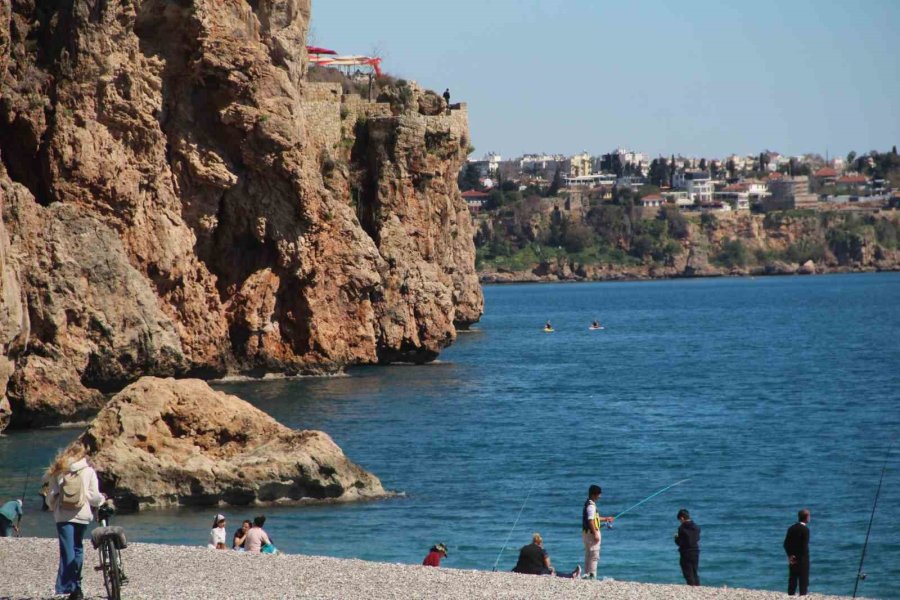 Antalya’da Sahildeki Yoğunluk Yazı Aratmadı