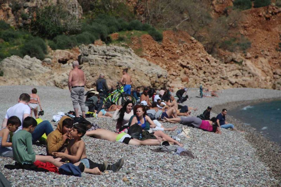 Antalya’da Sahildeki Yoğunluk Yazı Aratmadı