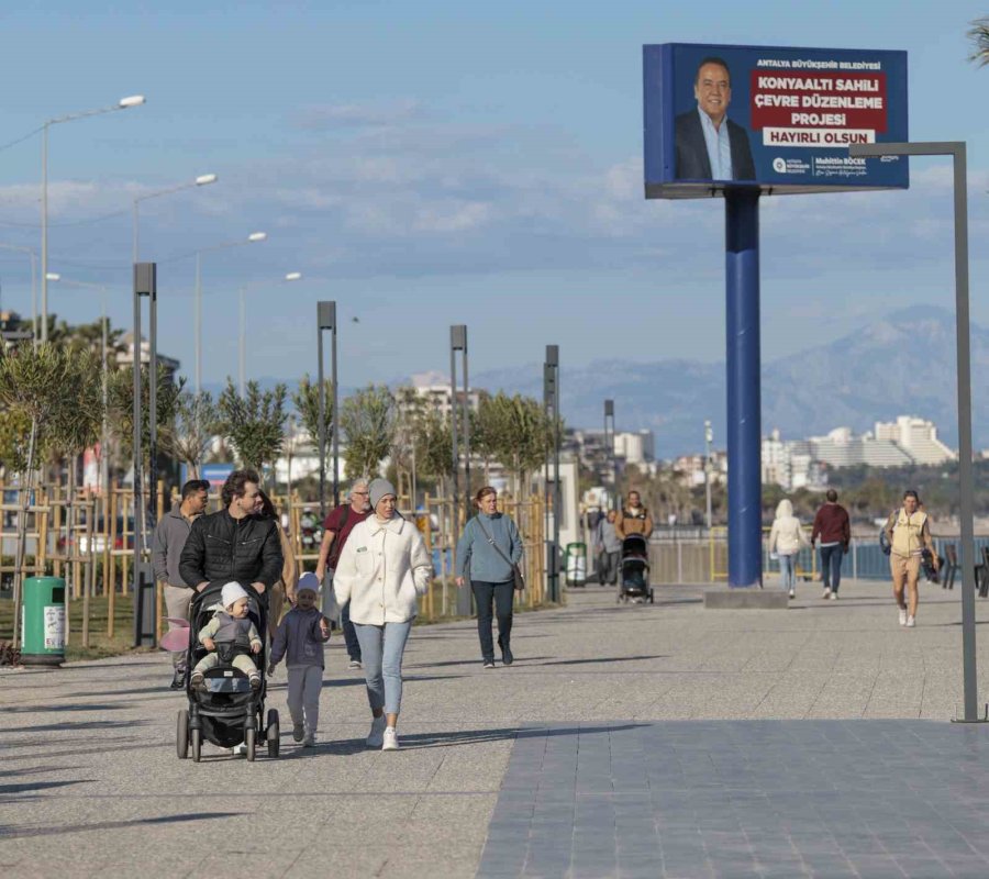 Konyaaltı Liman Halk Plajı Yoğun İlgi Görüyor