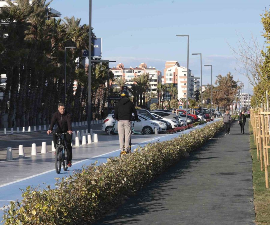 Konyaaltı Liman Halk Plajı Yoğun İlgi Görüyor