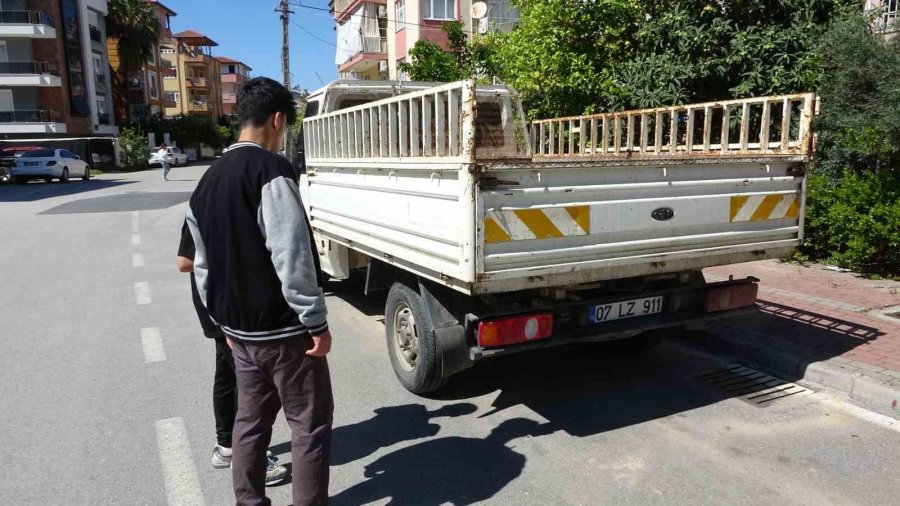 Elektrikli Bisikletle Park Halindeki Kamyonete Çarptı: 1 Yaralı