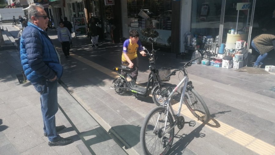 Çocuk, Kontrolünden Çıkan Elektrikli Bisikletle Birlikte Vitrinden İçeri Girdi