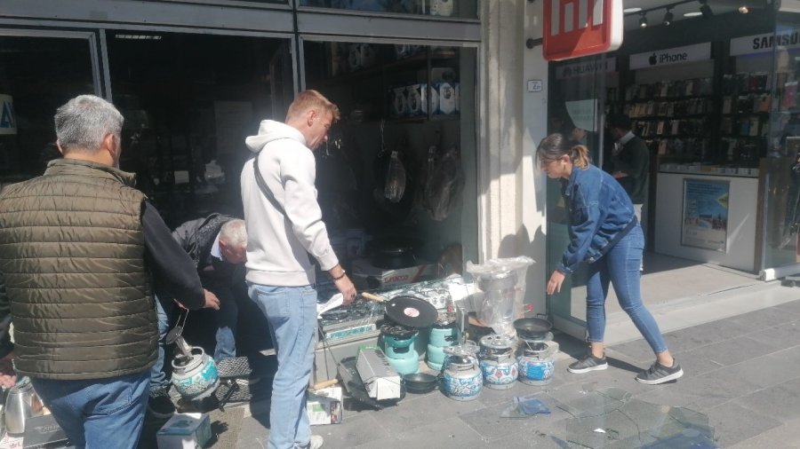 Çocuk, Kontrolünden Çıkan Elektrikli Bisikletle Birlikte Vitrinden İçeri Girdi