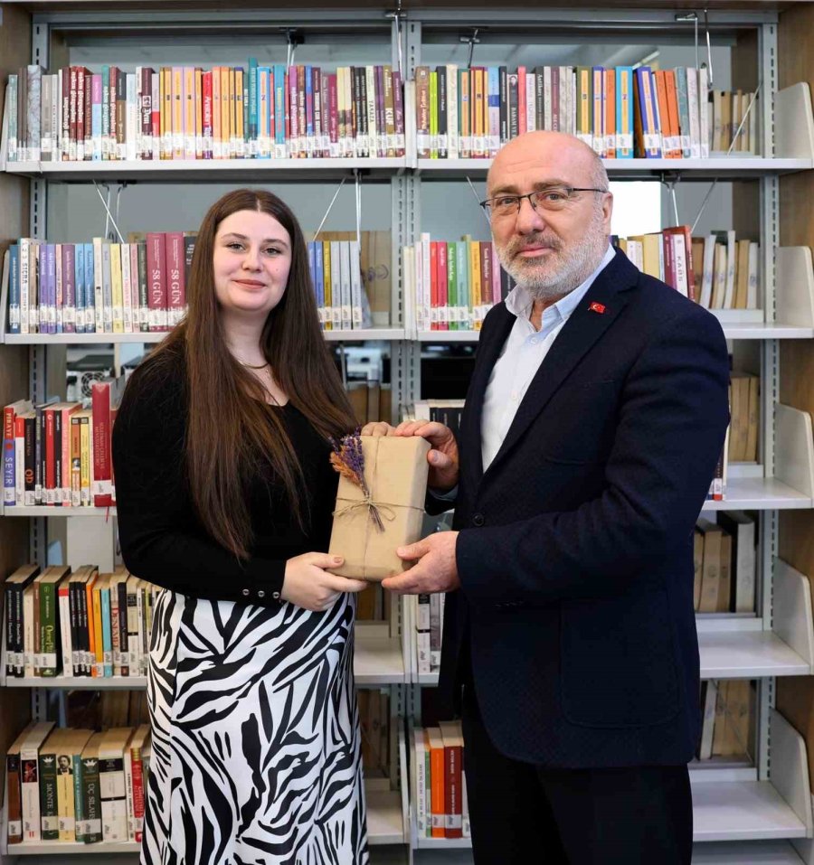 Kayü Rektörü; Çok Kitap Okuyan Öğrencileri Ödüllendirdi