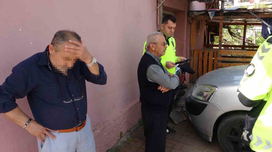 Kaza Yapan Araçtan Çıkıp, "kim Kaza Yaptı, Ben Neredeyim, Benim Eşim Kim" Diye Sordu