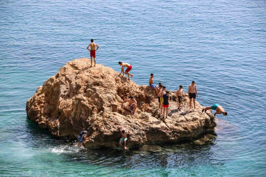Antalya’da Vatandaşlar Oylarını Kullandıktan Sonra Konyaaltı Sahile Akın Etti