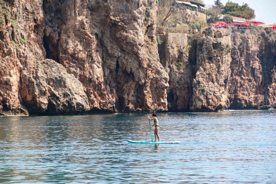 Antalya’da Vatandaşlar Oylarını Kullandıktan Sonra Konyaaltı Sahile Akın Etti