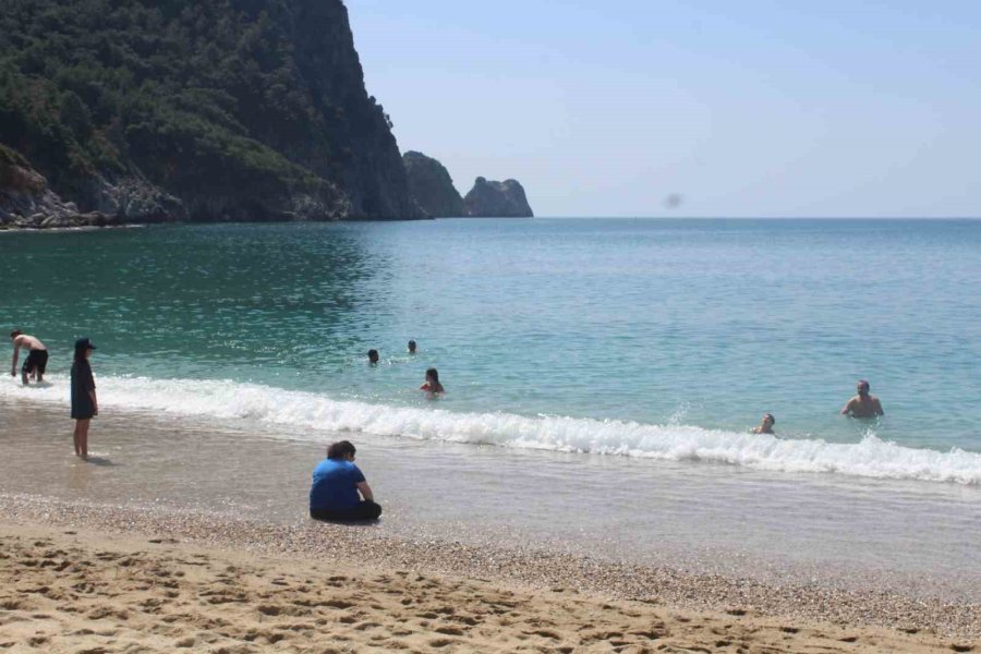 Seçimde Oyunu Kullanan Vatandaşlar Soluğu Plajda Aldı