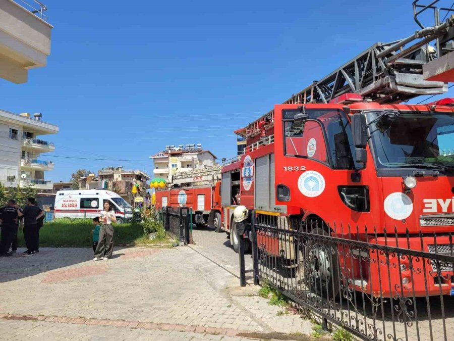 İzmaritten Çıkan Yangında Evdeki Anne Ve Çocukları İtfaiye Ekipleri Kurtardı