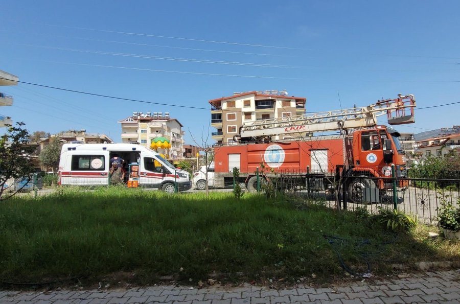 İzmaritten Çıkan Yangında Evdeki Anne Ve Çocukları İtfaiye Ekipleri Kurtardı