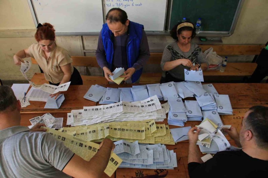 Mersin’de Oy Sayım İşlemi Devam Ediyor